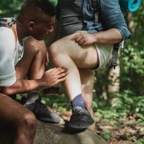 observation tique jambe lors d'une randonnée