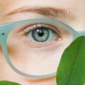 bannière optique jeune fille à lunettes cachée dans un buisson