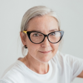 grand-mère heureuse portant des lunettes