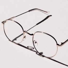 montures de lunettes argentées