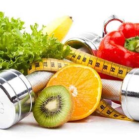 suivi diététique avec des fruits poids et mètre ruban