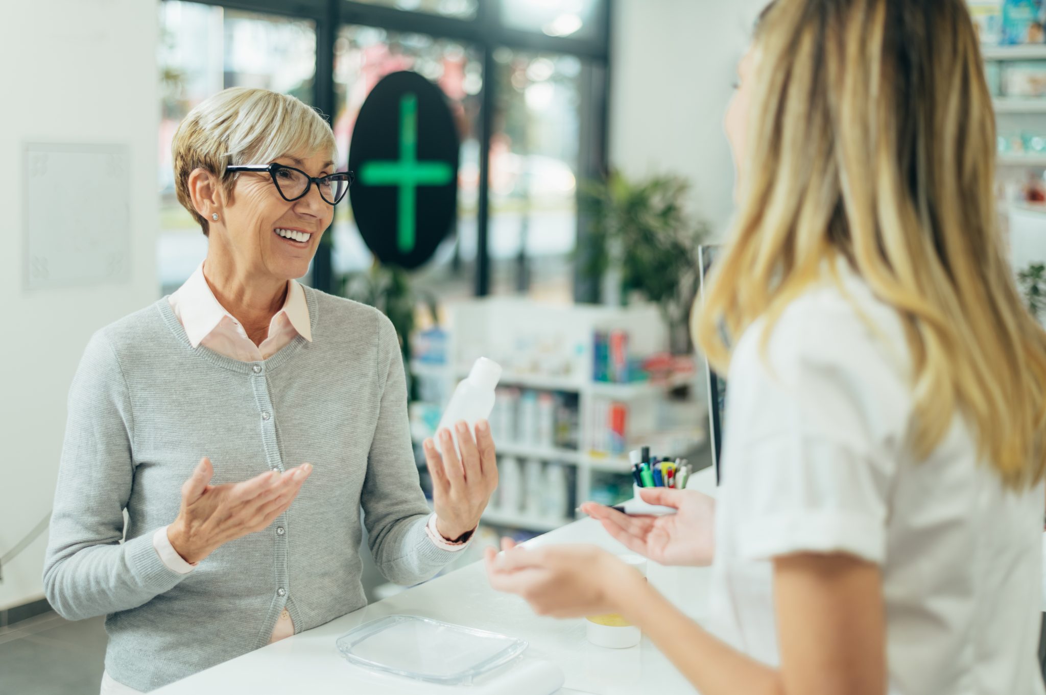 photo conseiller entre pharmacienne et cliente